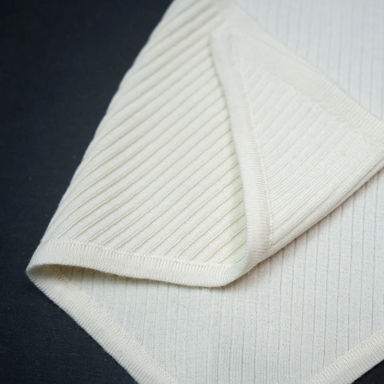THE WOOLLY TRIANGLE SCARF SMALL - pure - Image 11
