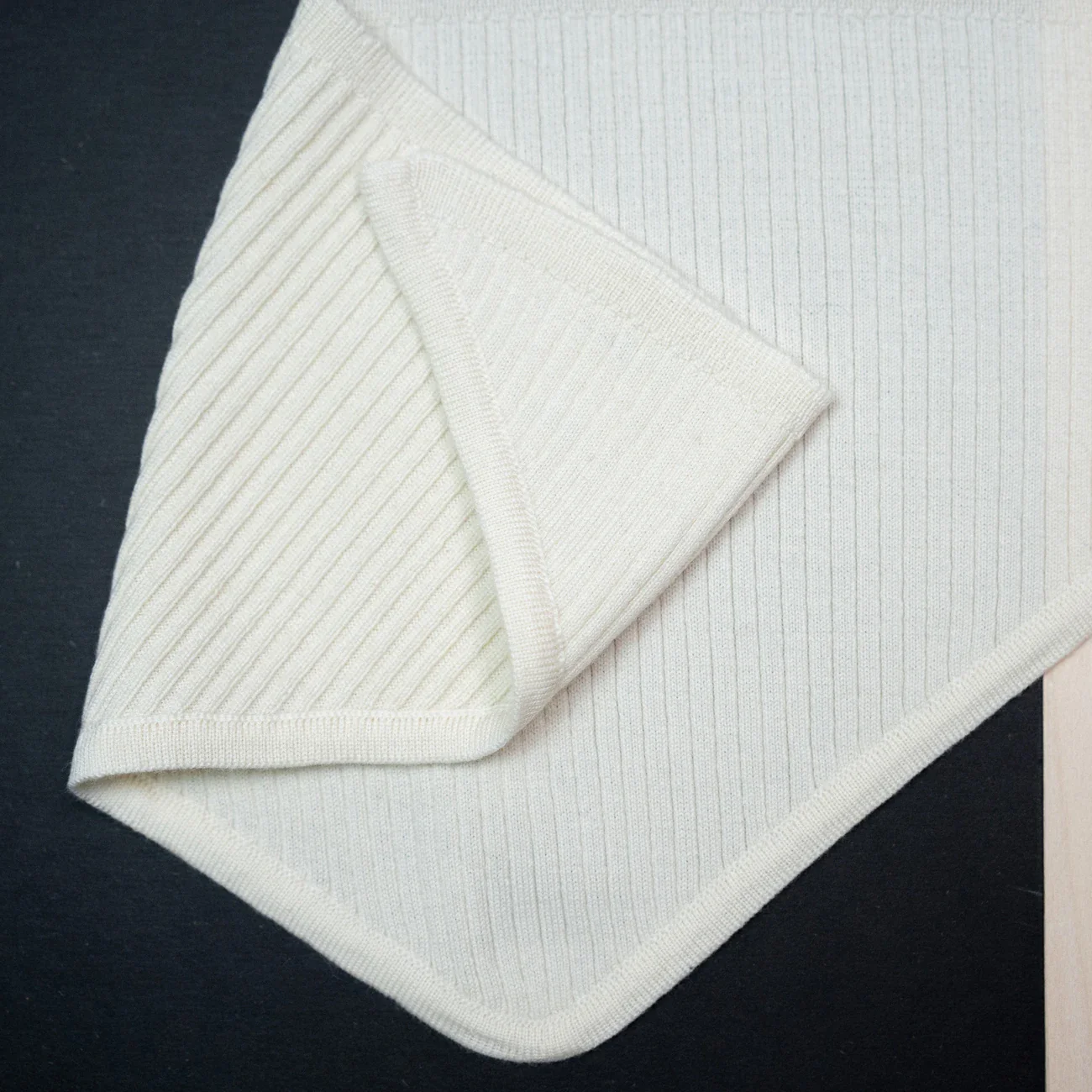 THE WOOLLY TRIANGLE SCARF SMALL - pure - Image 3