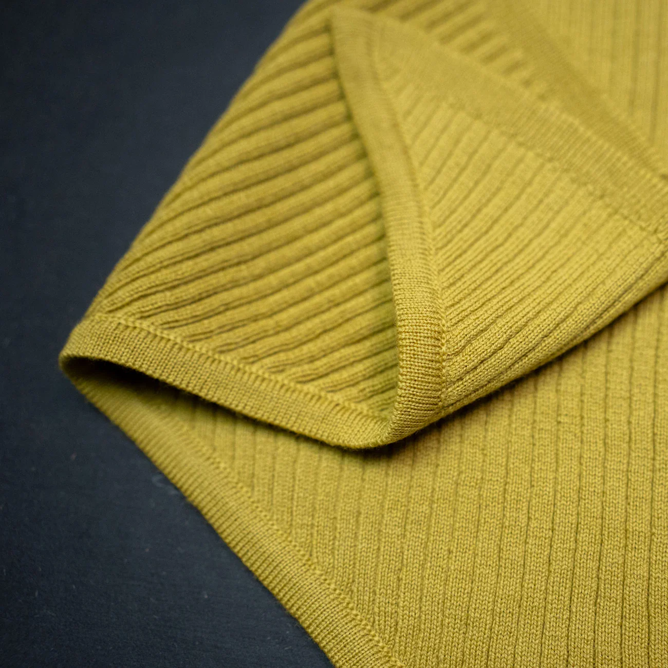 THE WOOLLY TRIANGLE SCARF SMALL - quince - Image 3