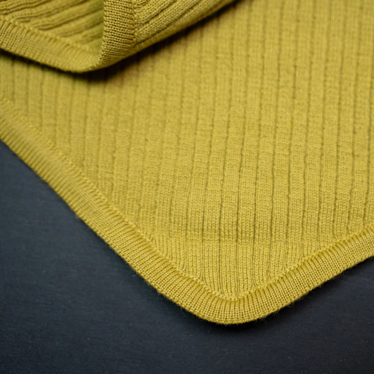 THE WOOLLY TRIANGLE SCARF SMALL - quince - Image 6