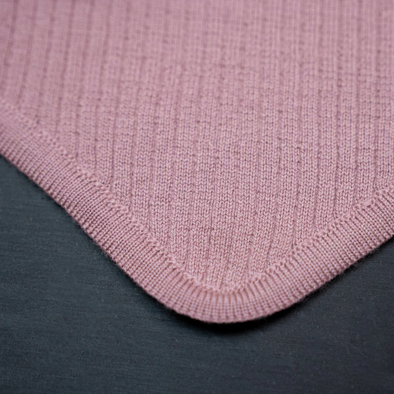 THE WOOLLY TRIANGLE SCARF SMALL - rose - Image 10